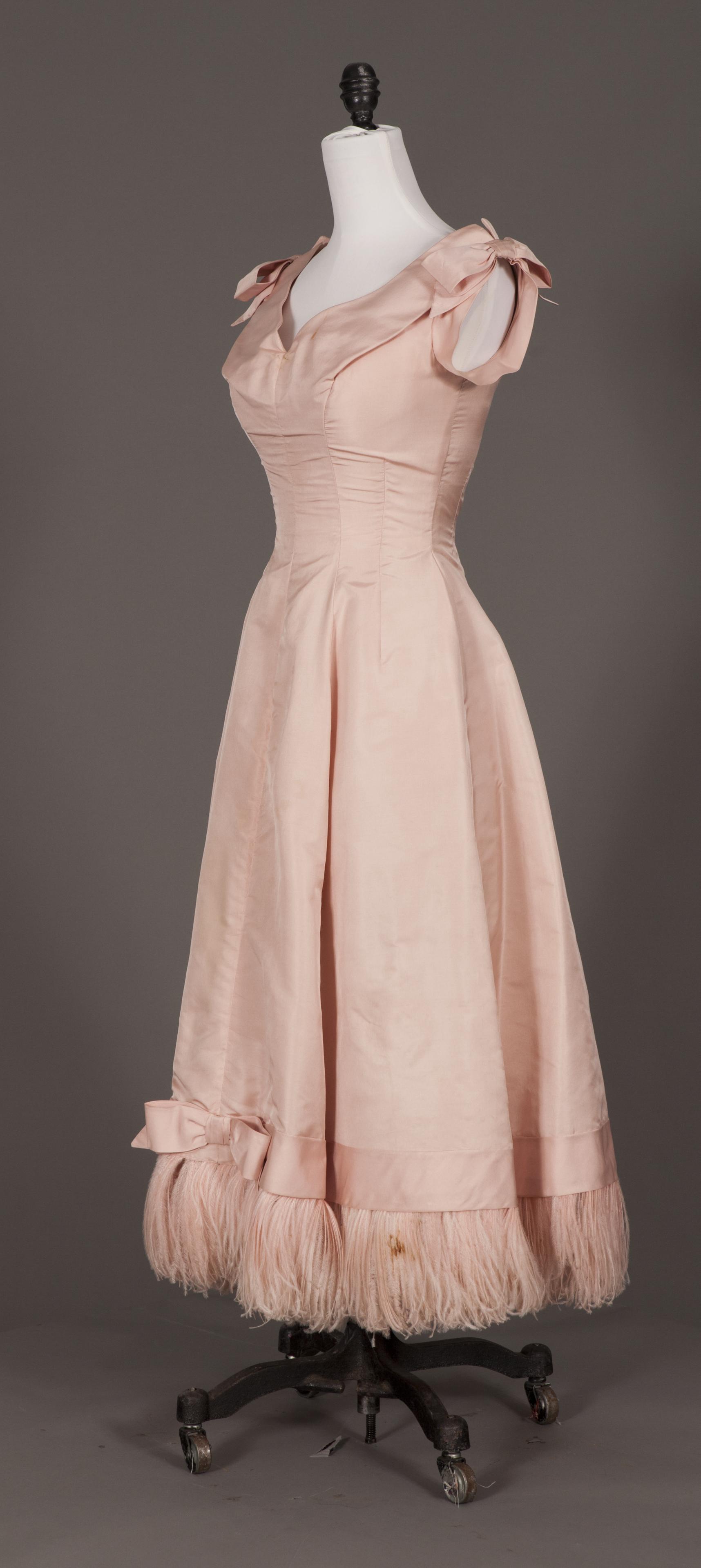 A still from an objectVR of a dress from Vassar's collection of historic clothing